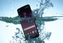 Как не дать смартфону «погибнуть» если вы случайно уронили его в воду