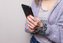 Названы самые зависимые от смартфонов страны